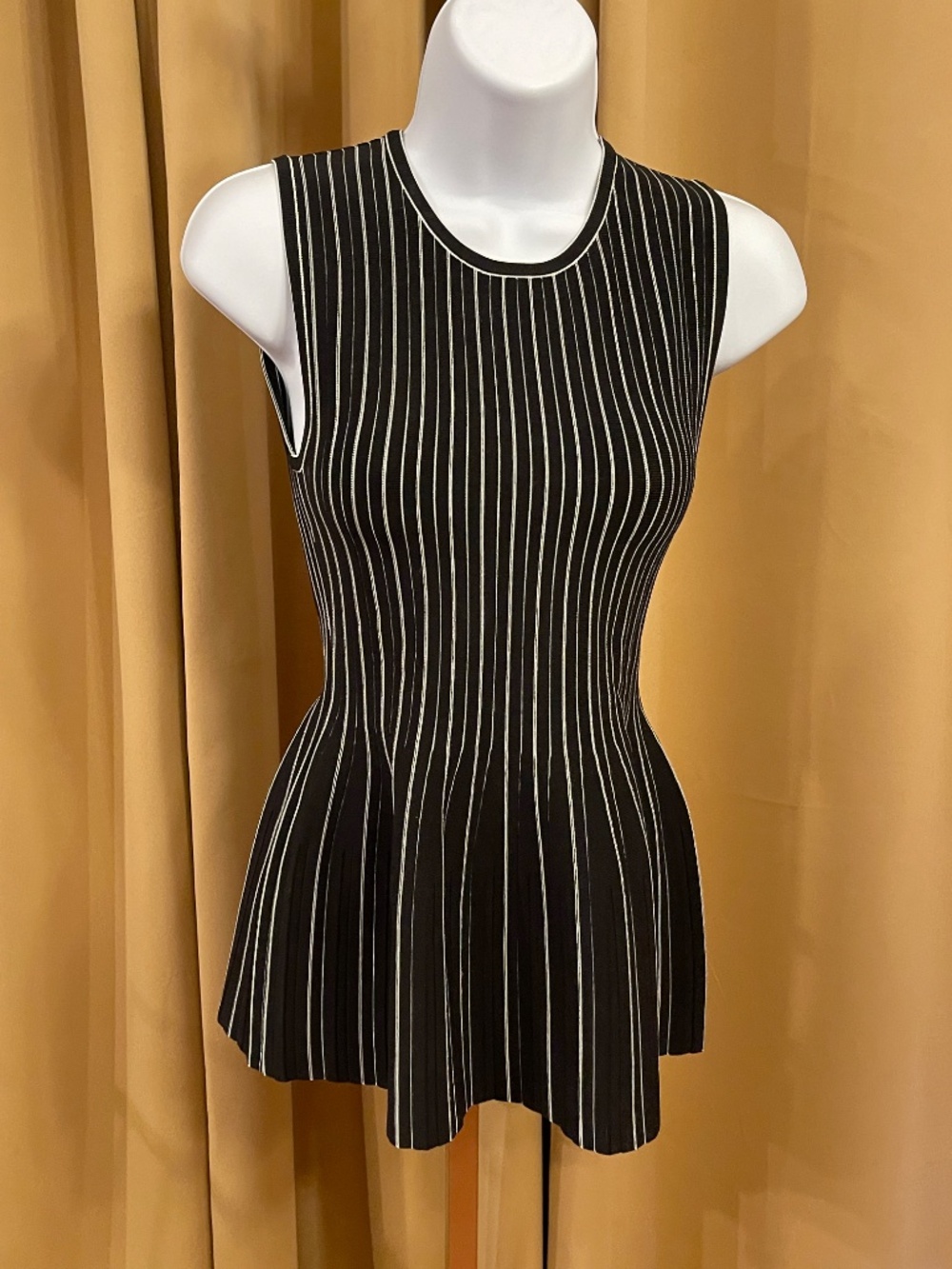 Theory black & white pinstriped sleeveless knit shell peplum hem Size P